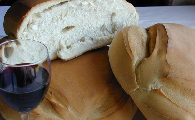 Pan candeal y vino tinto.
