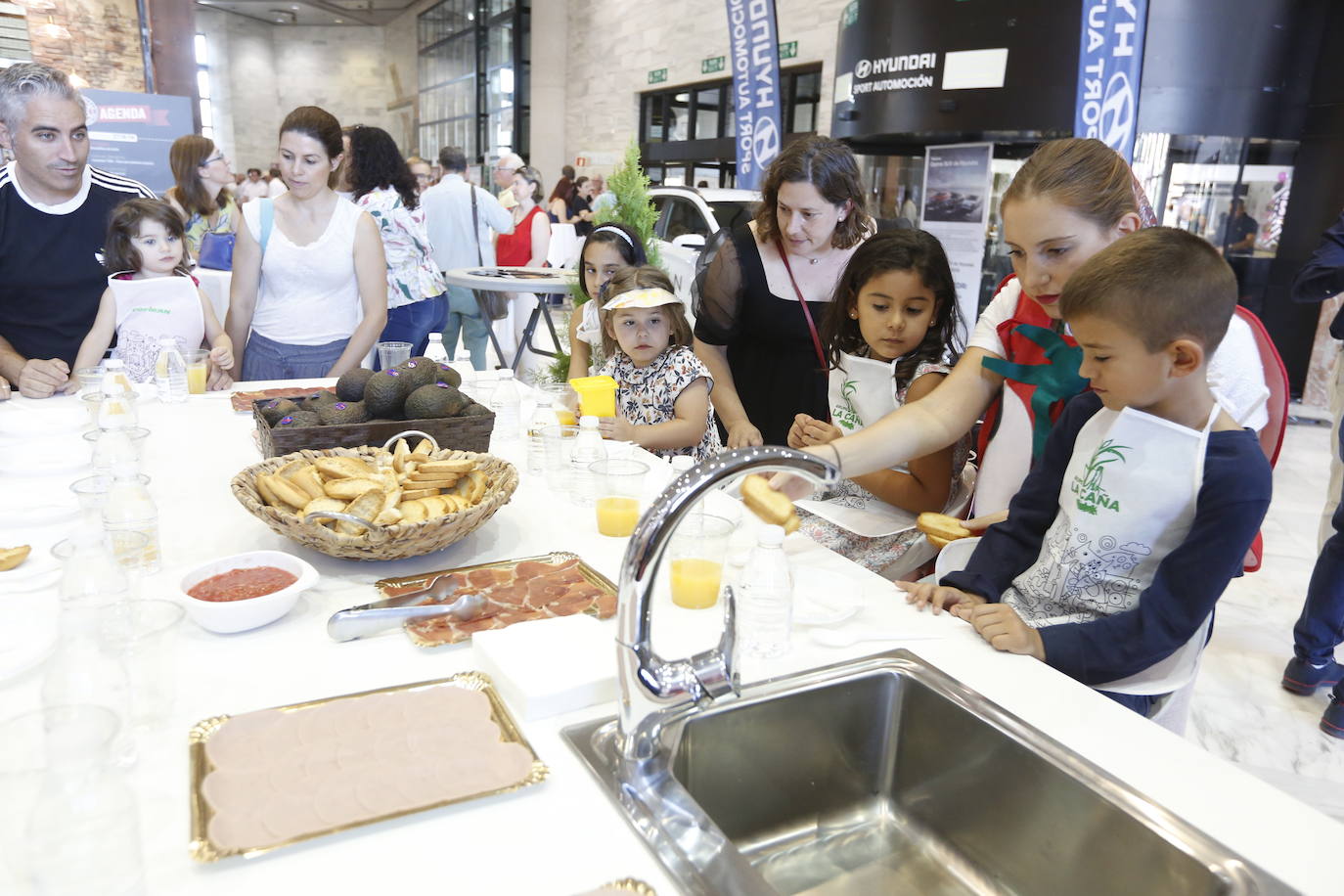 Los más pequeños aprenden a desayunar en los talleres del Gourmet