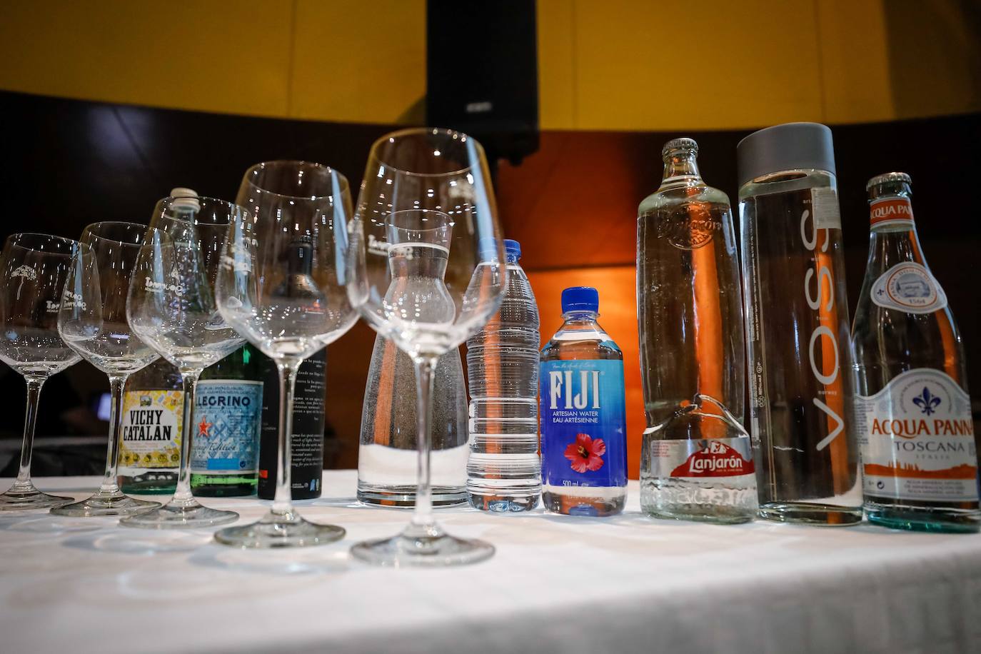 Los asistentes han podido saborear distintos caldos y varios tipos de agua 