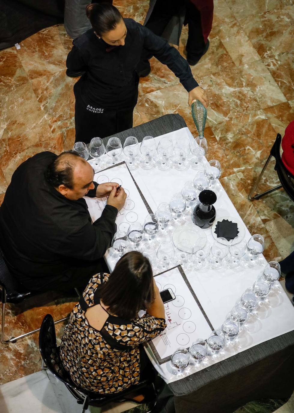 Los asistentes han podido saborear distintos caldos y varios tipos de agua 