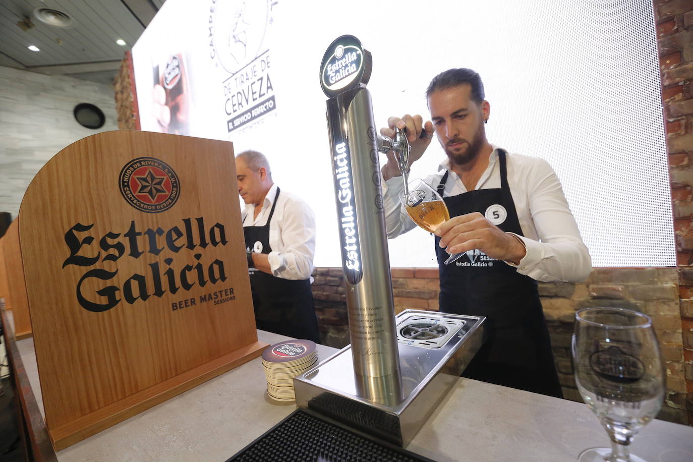 Concurso para premiar al mejor tirador de cerveza 