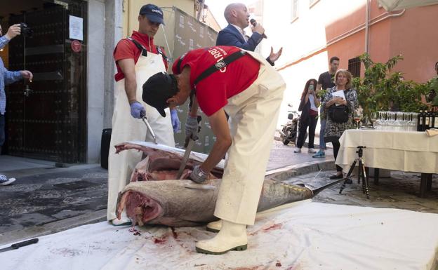 Imagen principal - Arriba, ronqueo en la Alacena de las Monjas. Abajo, Mónica y David en 'El Rinconcillo' y Manuel Adame, en su restaurante. 