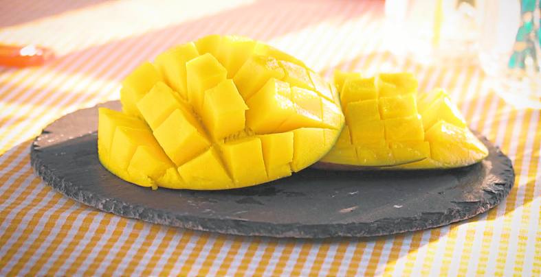Mango cortado en dados o en forma de tortuga.