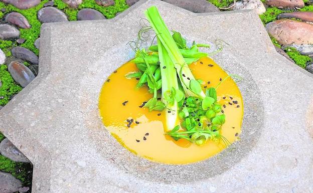 Un sabroso curry, en el patio de El Claustro.