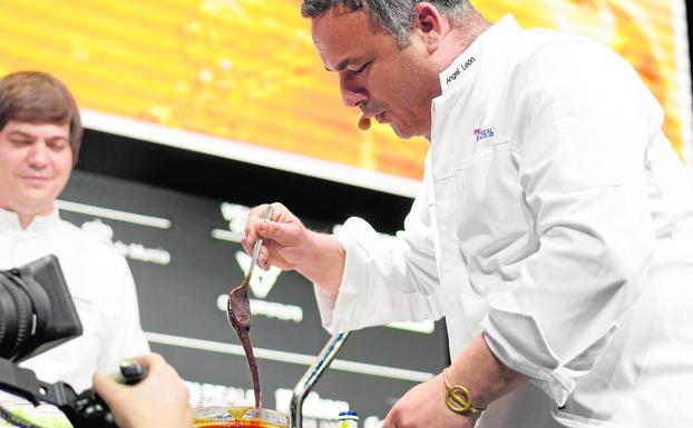 Ángel León, el chef del mar, en plena ejecución.