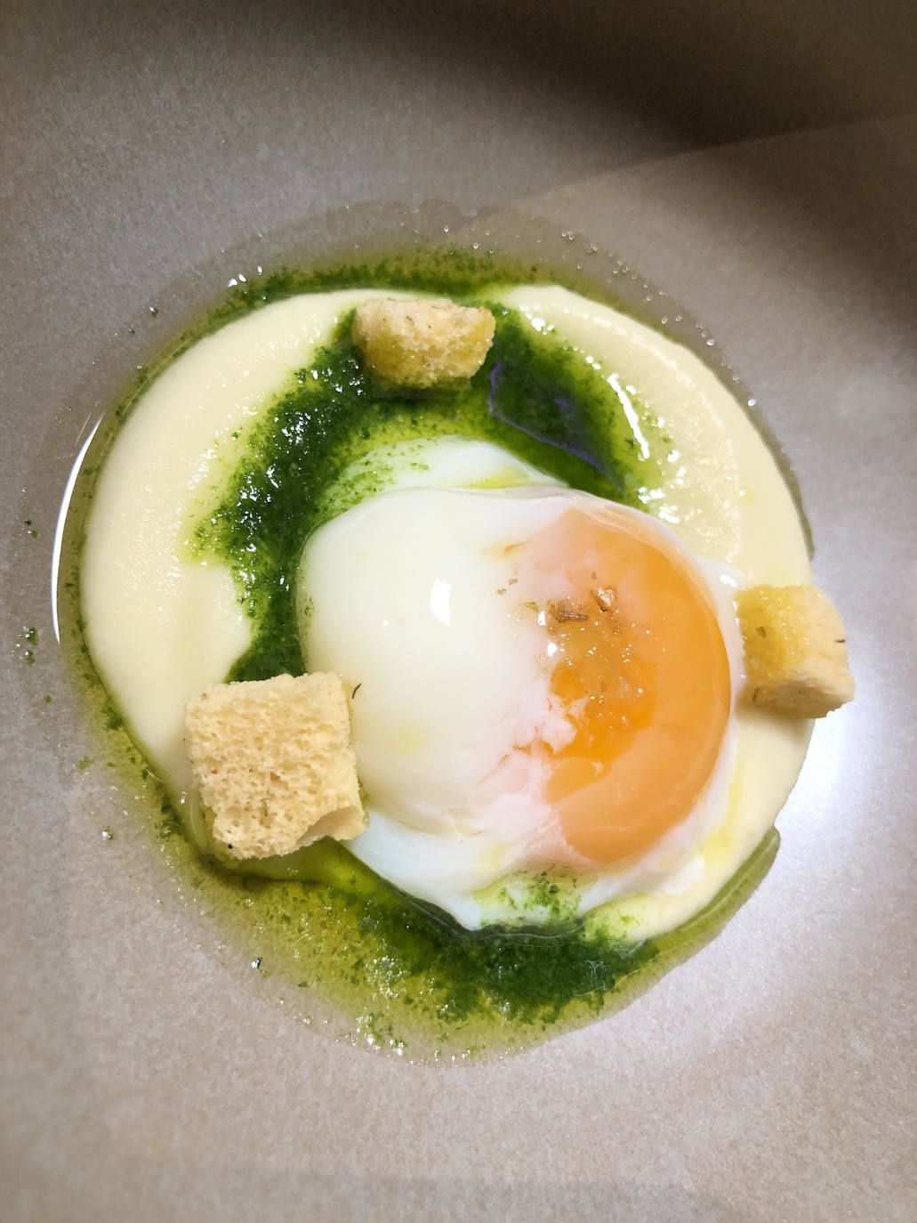 Crema de apionabo y coco, huevo y aceite de espinaca.