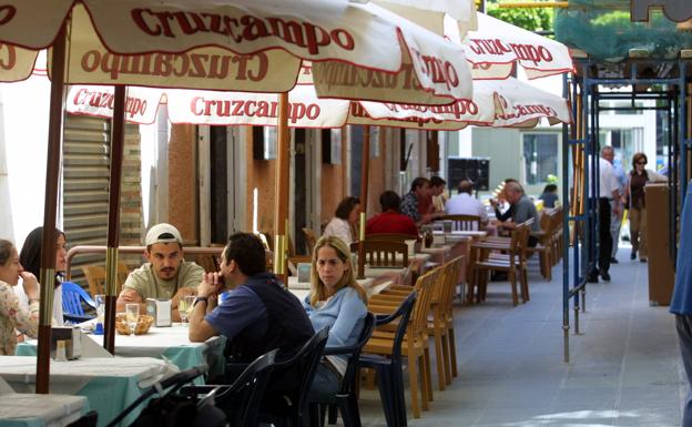 Cómo y cúando abrirán los bares, restaurantes y tiendas: «Habrá que acostumbarse a las colas»