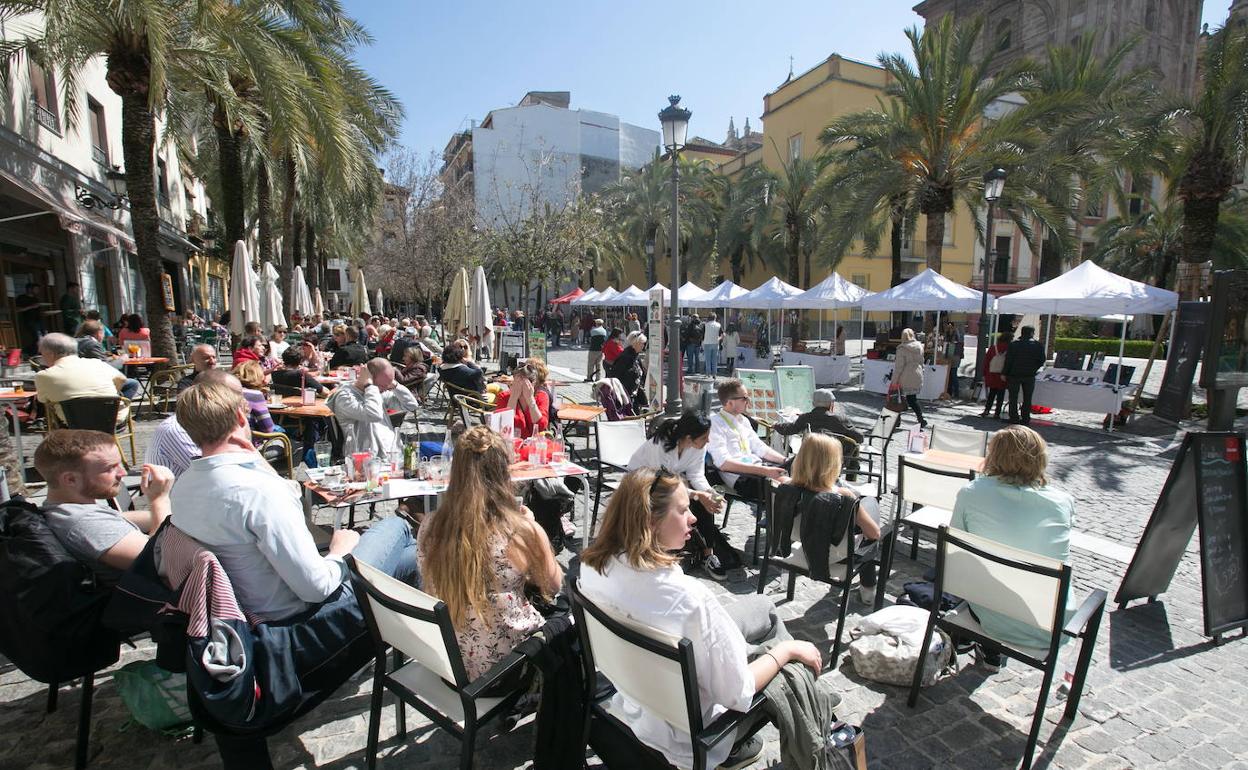 Las terrazas de la Plaza de la Romanilla llenas de comensales en pasadas primaveras. 