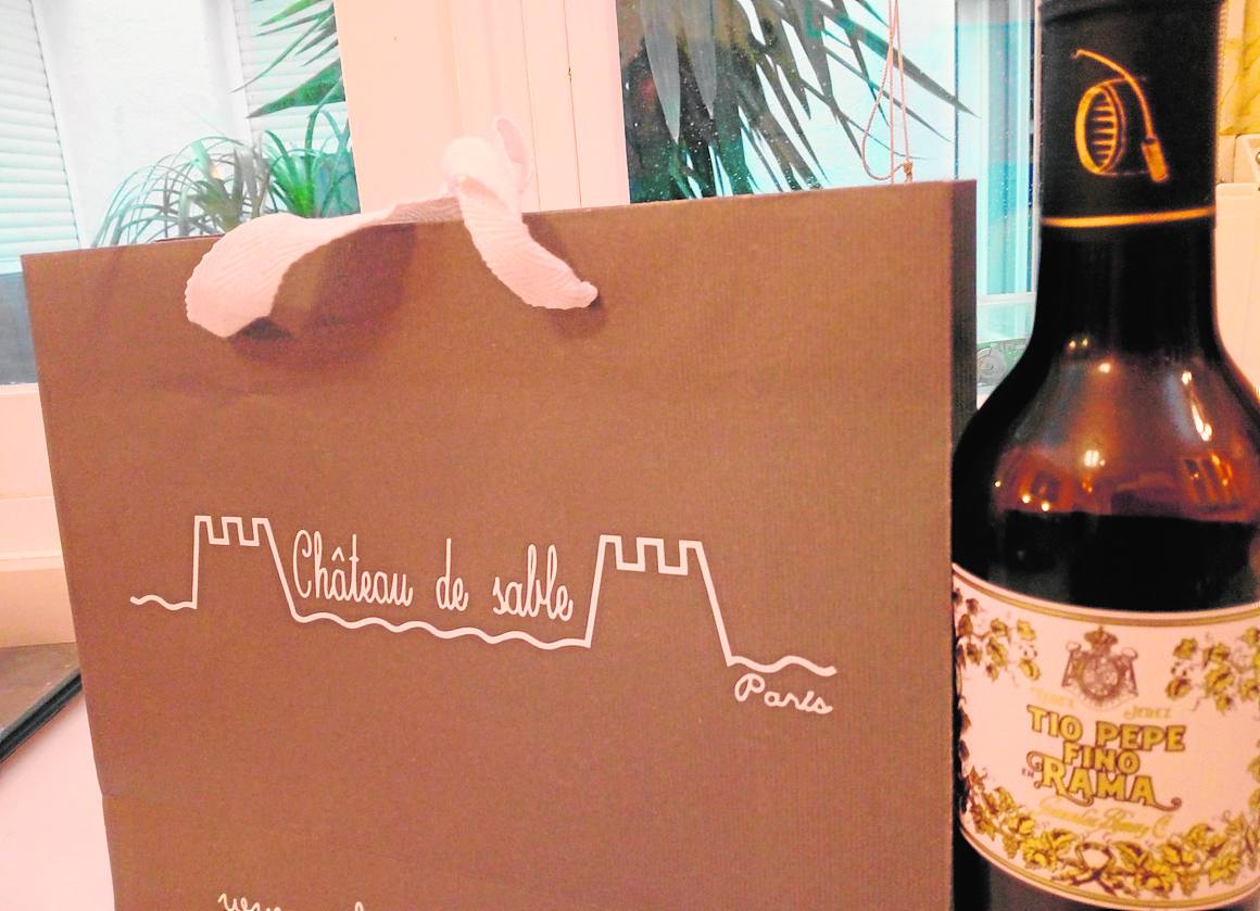 Se suele poner el sobrante en bonitas bolsas de papel y a veces hasta con el vino, si sobró.