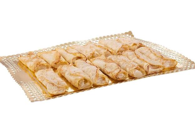 Imagen principal - (Arriba) Creps de espárrago. (Abajo Izquierda) Tartaletas de salmorejo y mini tortillas 