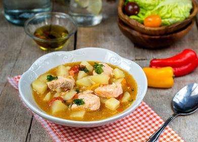 Imagen secundaria 1 - Las croquetas de puchero del Asador La Casona, con tropezones y muy crujientes. RAMÓN L. PÉREZ | Plato de marmitako, histórico guiso de atún con patatas. FOTOLIA | Las tradicionales migas de Borneo Plaza. PEPE MARÍN