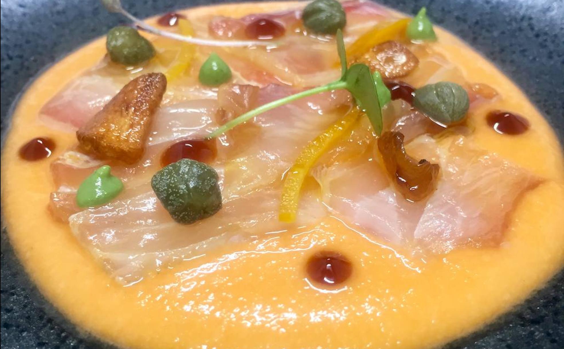 La receta de Marcos Pedraza: Salmorejo con jurel y ajo tostado