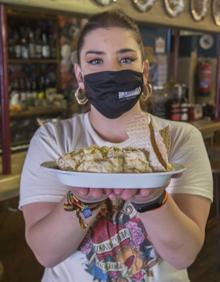 Imagen secundaria 2 - Arriba Aparicio Heredia en Cunini, con su famosa ensaladilla. Abajo, la innovadora ensaladilla rusa de Rosario Varela, y Leo, que muestra la de gambas de Bar Hoces. 