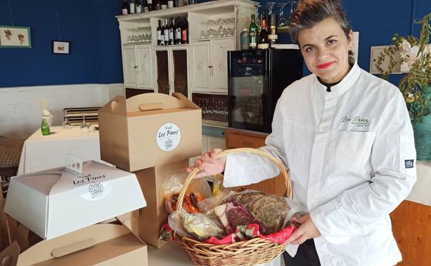 Lorena Arquelladas junto a una de las cestas de Los Pinos. 