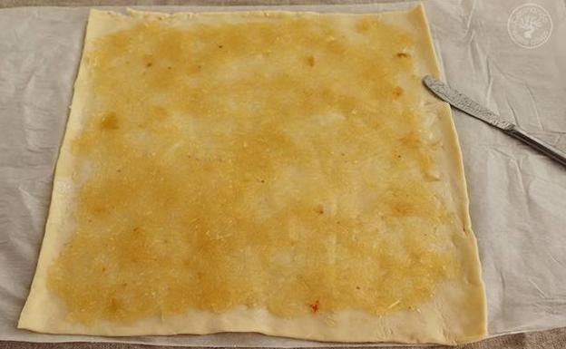 Imagen principal - Caracolas de hojaldre con cabello y jamón