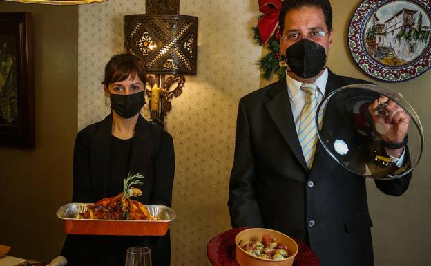 Imagen principal - Un año más, Las Tinajas se viste de gala para llevar lo mejor de su cocina a nuestros hogares | Faralá propone dos menús diferentes para disfrutar en casa de la Nochebuena y la Nochevieja | Álvaro Arriaga abre el día de Navidad y el de Año Nuevo