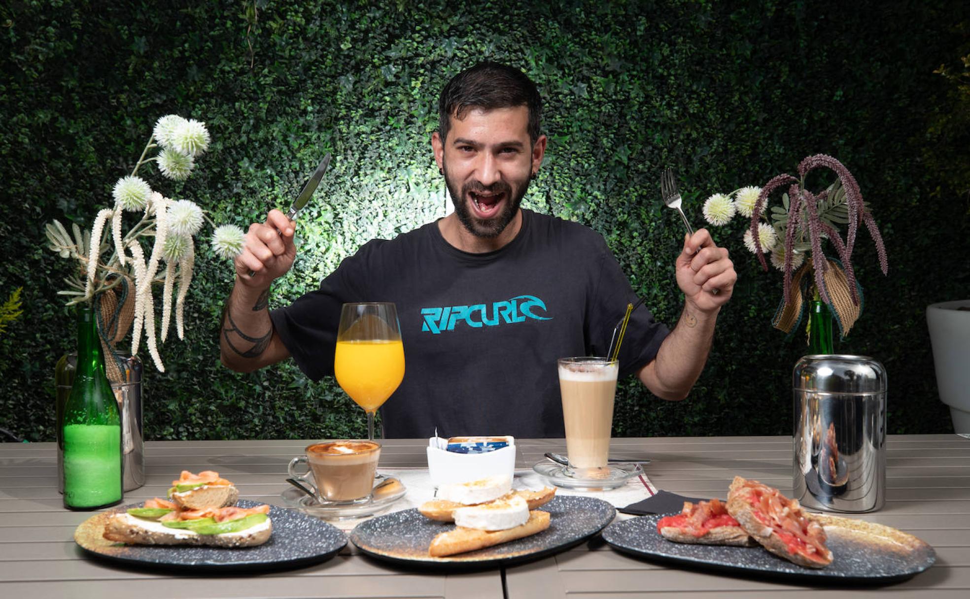 La sugerente propuesta gastronómica de La Compañía para desayunar incluye tostadas de autor, huevos, tortitas, diferentes tipos de tés, cafés y zumos variados. 