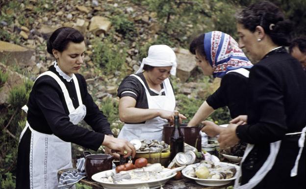 Mujeres preparando la comida en la Sierra de Cebollera (La Rioja), 1953./ETH Bibliothek Zürich CC PD