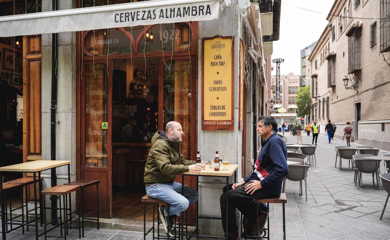 Alejandro Pedregosa vincula poesía, gastronomía y vida nómada.