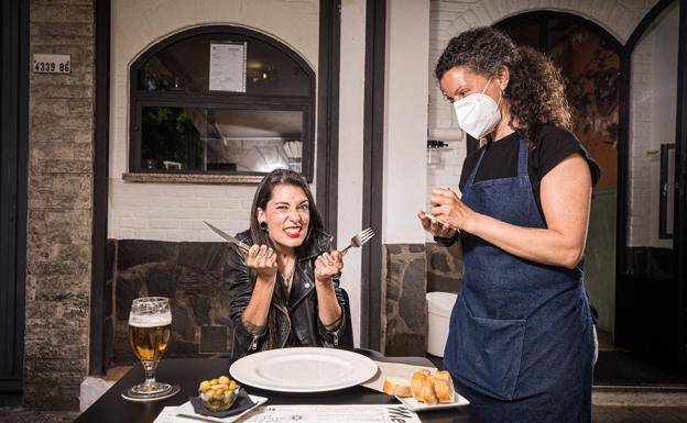 Carmencita Calavera disfruta de una cerveza a la espera del salteado de secreto de Sersara. 