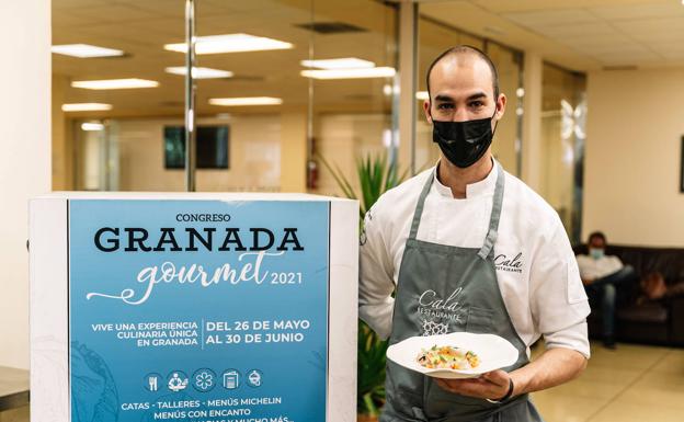 Salmuel Hernández, chef del restaurante Cala, posa con el aguachile con quisquillas