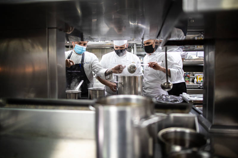 La cocina hecha arte ha sido la constante del menú con estrella Michelin que se ha disfrutado hoy en Ruta del Veleta