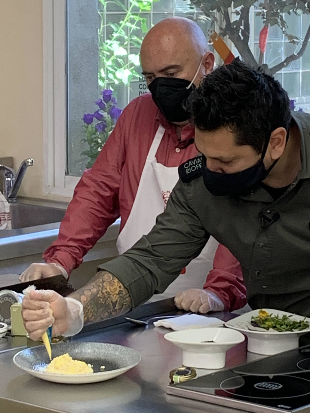 Imagen secundaria 1 - Ensaladilla rusa con caviar y esturión de Riofrío, huevo picado y mayonesa de pimiento peruano picante 