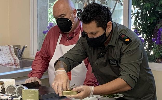 Imagen principal - Ensaladilla rusa con caviar y esturión de Riofrío, huevo picado y mayonesa de pimiento peruano picante 