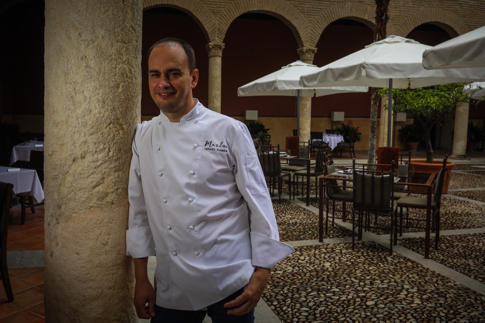 Israel Ramos, en el claustro del hotel Santa Paula.