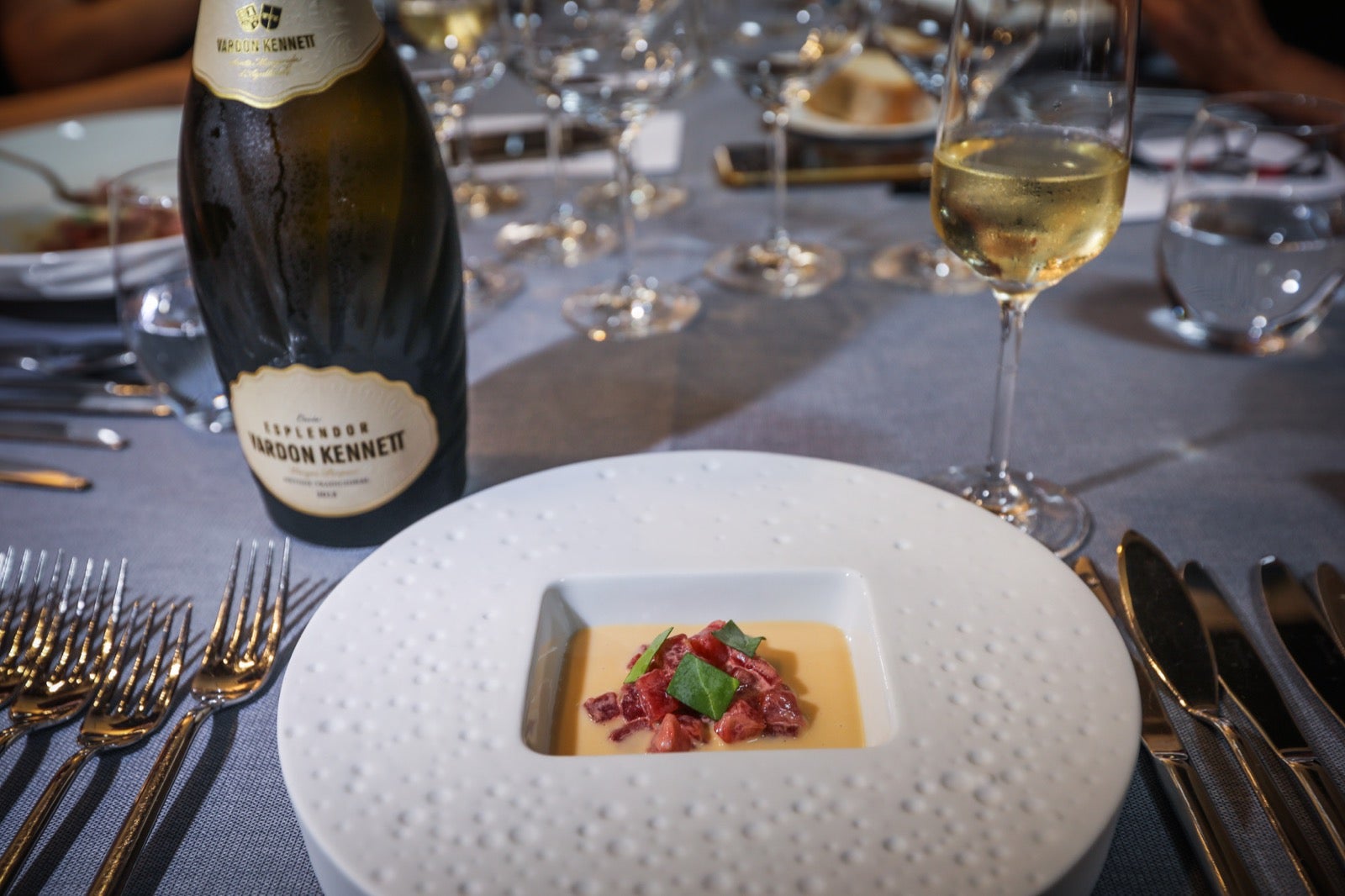 Un menú de primer nivel en un escenario de lujo.