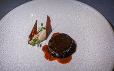 Royal de ciervo con coliflor tostada a la mantequilla carne.