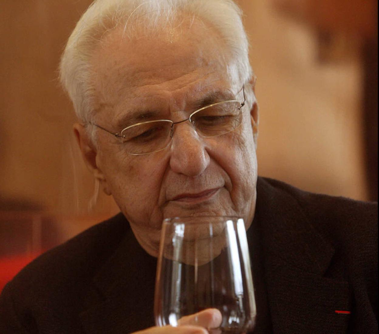 Frank Gehry, arquitecto estadounidense, prueba una copa de vino durante la inauguración del hotel Bodegas Marqués de Riscal, en El Ciego, el cual fue diseñado por él. 