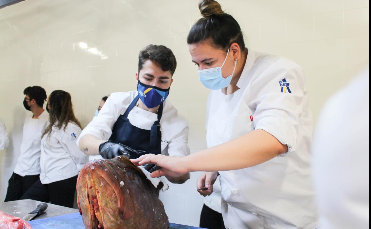 Una master class de Cañabota en el cierre del programa gastronómico de Cesur