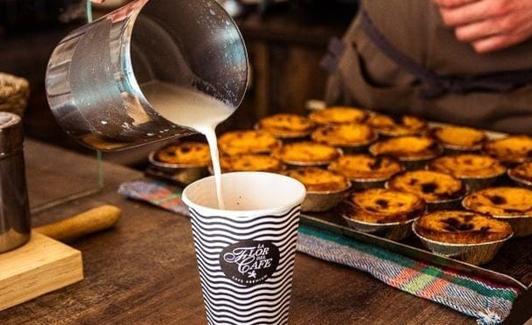 Café y pasteles de nata.