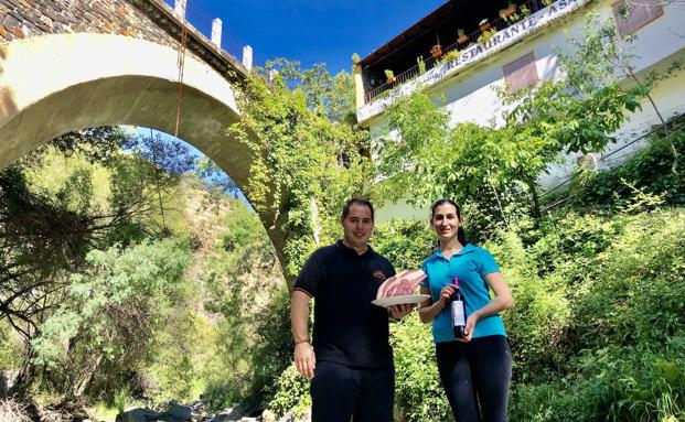 Imagen principal - Víctor M. Bolívar y Patricia Guerrero, a orillas del Genil, bajo su restaurante Casa Chiquito, en el paraje de El Charcón de Güéjar Sierra (arriba) | Víctor M. Bolívar y Patricia Guerrero, a orillas del Genil, bajo su restaurante Casa Chiquito, en el paraje de El Charcón de Güéjar Sierra | Oreja a la gallega, Casa Chiquito (abajo)
