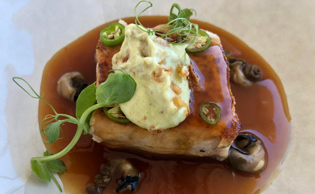 El bonito del norte con caldo de marmitako y piparra. 