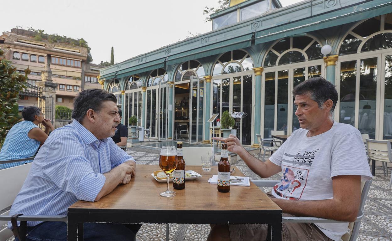 Una Alhambra con | Alfonso Salazar, escritor y gestor cultural: «En las fotos reconocías las ciudades por las marcas de cerveza»