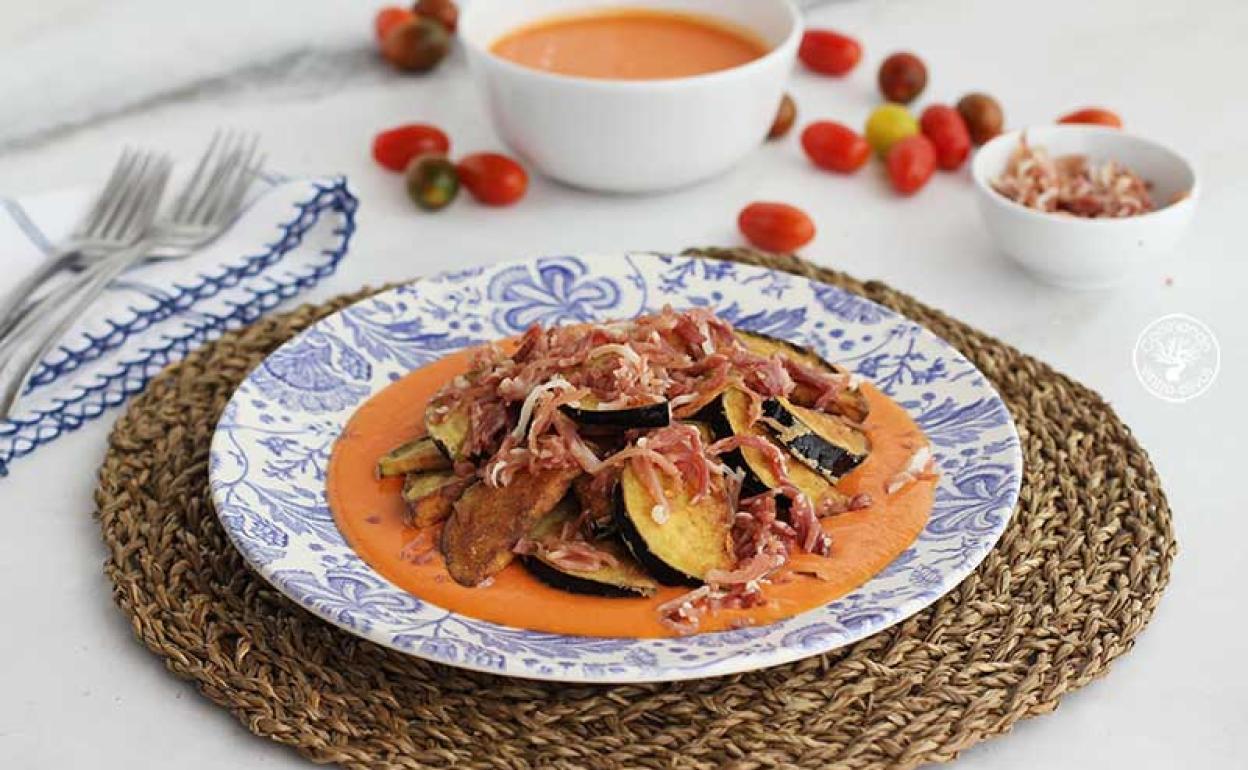 Salmorejo con berenjenas fritas y jamón picado