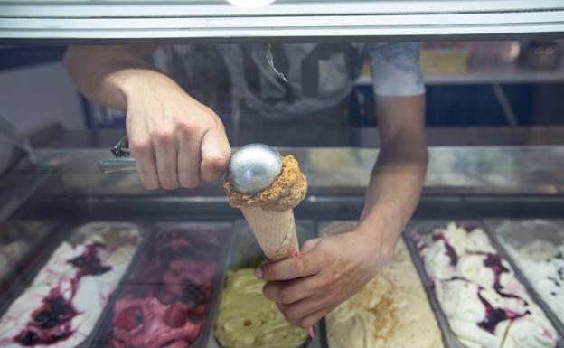Degustar un helado es casi un ritual para muchas familias que veranean en la Costa Tropical, y no les falta una amplia oferta de cremas artesanales para elegir. 