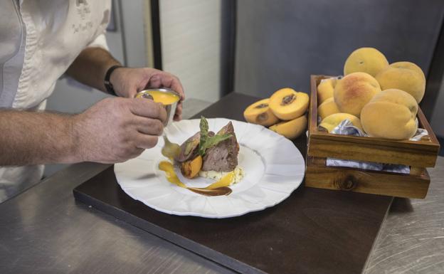 Imagen principal - Tres cocineros de la provincia de Granada reivindican las posibilidades gastronómicas de una fruta que está de plena temporada.