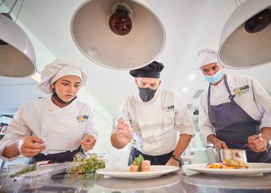 Imagen secundaria 1 - Alumnos del Centro de FP La Inmaculada, que imparte los ciclos formativos de técnico de Cocina y Gastronomía y técnico superior en Dirección de Cocina (1) | El disfrute y la motivación son factores fundamentales en la hostelería (2) | Cultivando el arte de dominar los fogones (3)