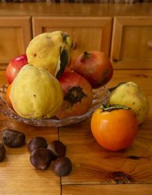 Imagen secundaria 2 - Membrillos, granadas, caquis y castañas; frutos de otoño.