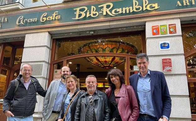 Imagen principal - El negro de María de la O: Calamar relleno de manitas de cerdo (2) | El rojo de María de la O: sopa fría de remolacha con helado (3).