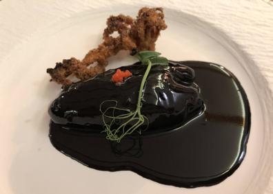 Imagen secundaria 1 - El negro de María de la O: Calamar relleno de manitas de cerdo (2) | El rojo de María de la O: sopa fría de remolacha con helado (3).