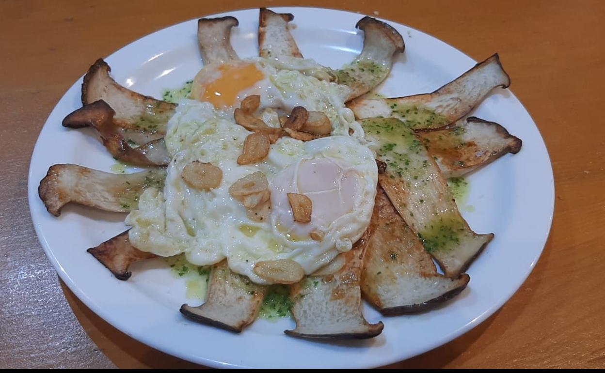 Setas eringii con huevos y ajos, de 'Palo Cortao'