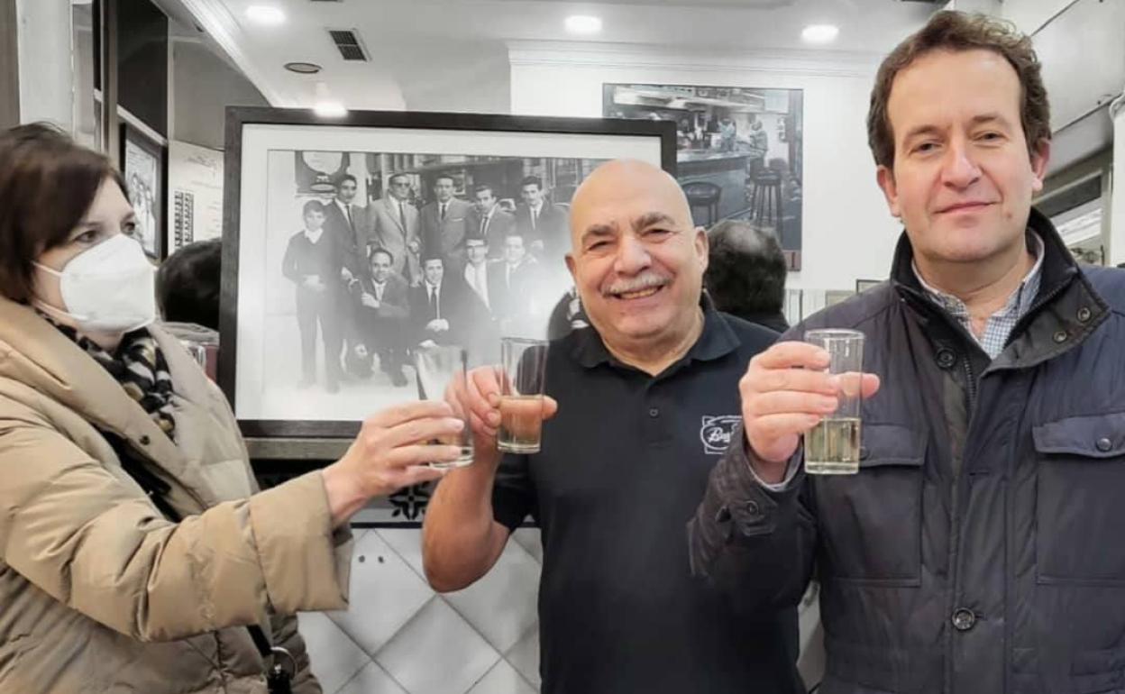 Con nombre propio: Juan Morón: 56 años detrás de la barra del Aliatar