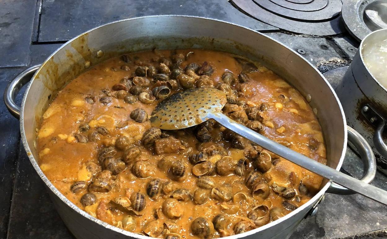 Pota de caracoles en salsa, listos para degustar.
