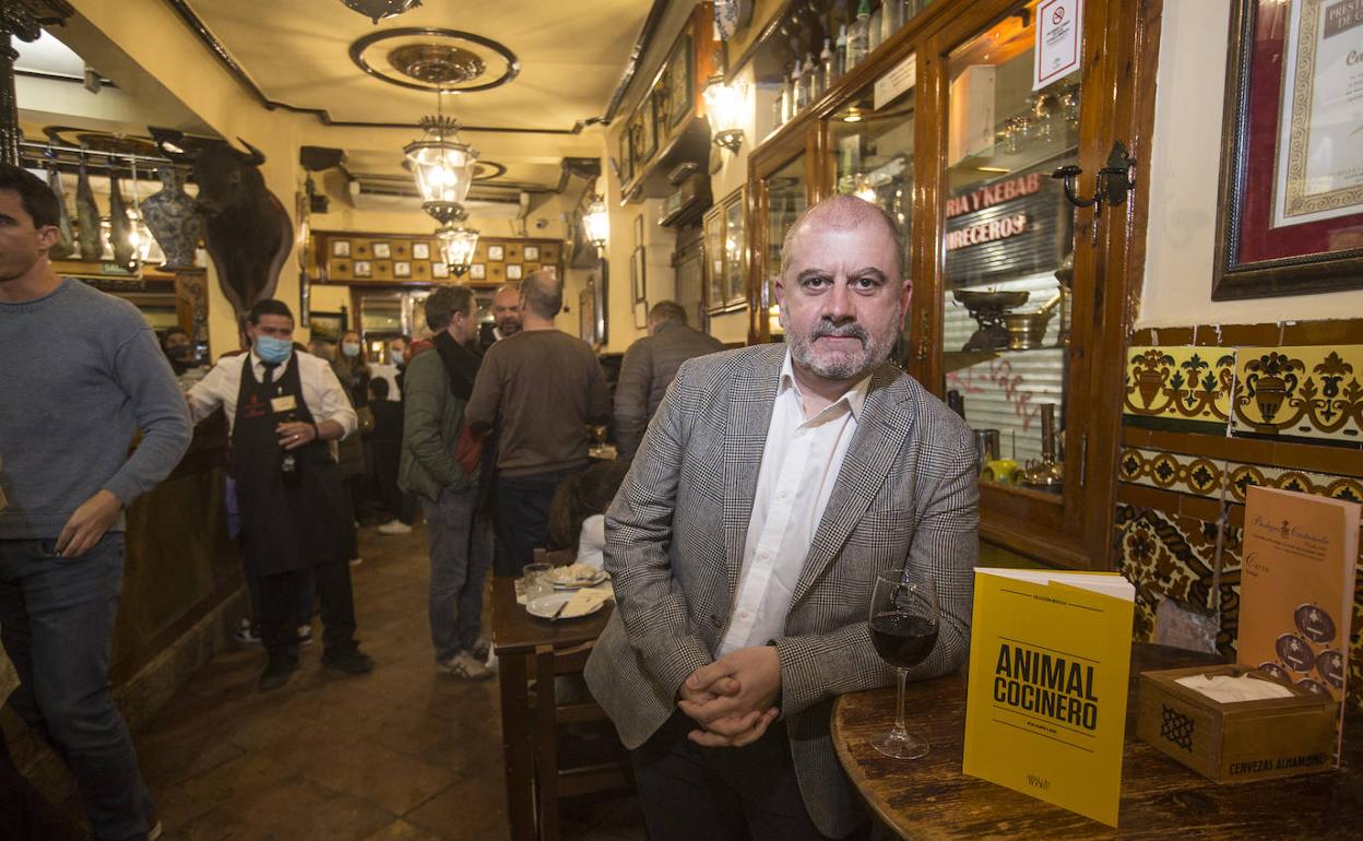 Benjamín Lana y su libro 'Animal cocinero', en el interior de Bodegas Castañeda.