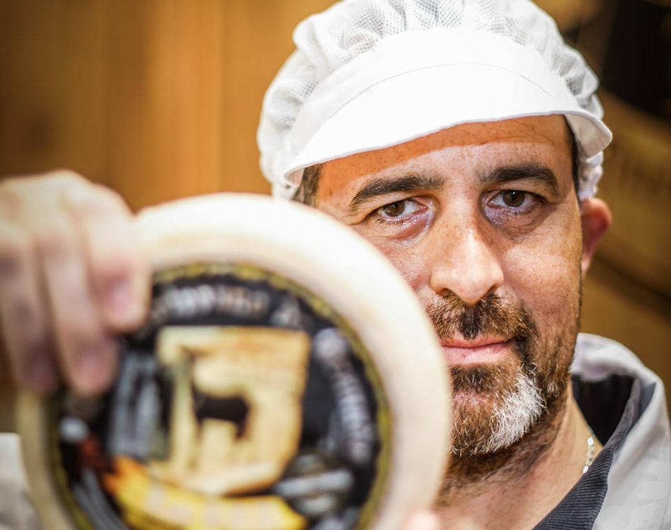 Roberto Rivas muestra uno de los quesos premiados de Las RRR de Maracena. 