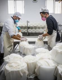Imagen secundaria 2 - A mano se elaboran los quesos de Las RRR de Maracena (1) | Proceso artesanal de elaboración del queso curado de leche de cabra en la fábrica de Las RRR de Maracena (2) | Los quesos, cubiertos con los trapos tradicionales (3). 